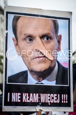  13.09.2013 WARSZAWA TRZECI DZIEN OGOLNOPOLSKICH DNI PROSTESTU W WARSZAWIE N/Z STRAJK TRANSPARENT  