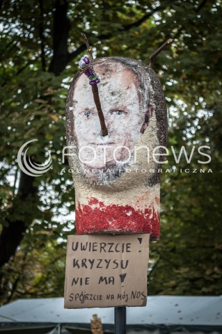  13.09.2013 WARSZAWA TRZECI DZIEN OGOLNOPOLSKICH DNI PROSTESTU W WARSZAWIE N/Z PODOBIZNA PREMIERA DONALDA TUSKA  