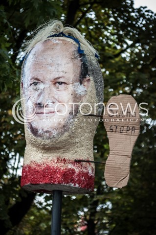  13.09.2013 WARSZAWA TRZECI DZIEN OGOLNOPOLSKICH DNI PROSTESTU W WARSZAWIE N/Z PODOBIZNA MINISTRA JACKA ROSTOWSKIEGO  
