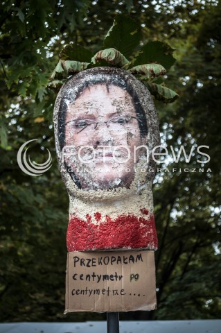  13.09.2013 WARSZAWA TRZECI DZIEN OGOLNOPOLSKICH DNI PROSTESTU W WARSZAWIE N/Z PODOBIZNA MARSZALKA SEJMU EWY KOPACZ  