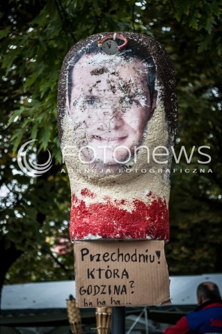  13.09.2013 WARSZAWA TRZECI DZIEN OGOLNOPOLSKICH DNI PROSTESTU W WARSZAWIE N/Z PODOBIZNA MINISTRA TRANSPORTU SLAWOMIRA NOWAKA  