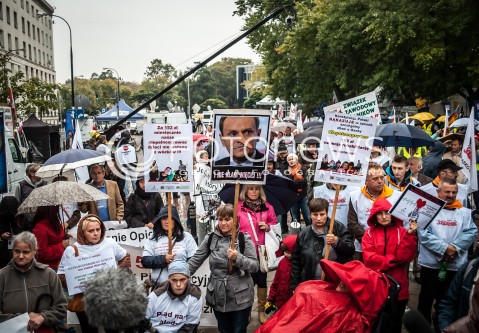  13.09.2013 WARSZAWA TRZECI DZIEN OGOLNOPOLSKICH DNI PROSTESTU W WARSZAWIE N/Z STRAJK TLUM PRZED SEJMEM  