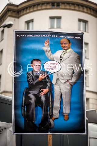  13.09.2013 WARSZAWA TRZECI DZIEN OGOLNOPOLSKICH DNI PROSTESTU W WARSZAWIE N/Z STRAJK TRANSPARENT  