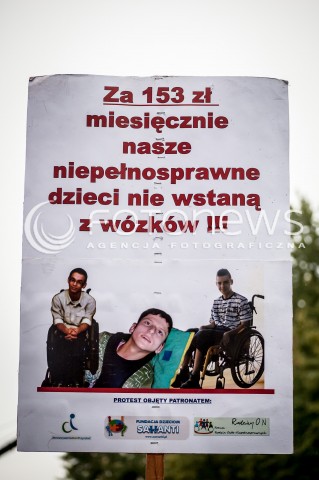  13.09.2013 WARSZAWA TRZECI DZIEN OGOLNOPOLSKICH DNI PROSTESTU W WARSZAWIE N/Z STRAJK TRANSPARENT  