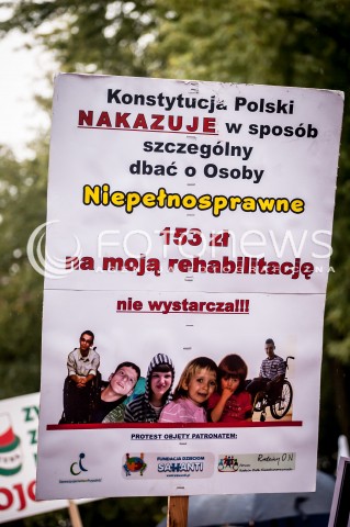  13.09.2013 WARSZAWA TRZECI DZIEN OGOLNOPOLSKICH DNI PROSTESTU W WARSZAWIE N/Z STRAJK TRANSPARENT  