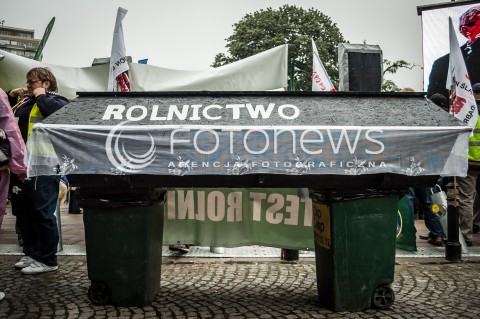  13.09.2013 WARSZAWA TRZECI DZIEN OGOLNOPOLSKICH DNI PROSTESTU W WARSZAWIE N/Z STRAJK TRUMNA  