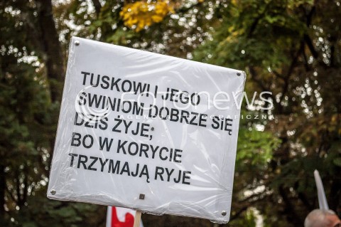  13.09.2013 WARSZAWA TRZECI DZIEN OGOLNOPOLSKICH DNI PROSTESTU W WARSZAWIE N/Z STRAJK TRANSPARENT  
