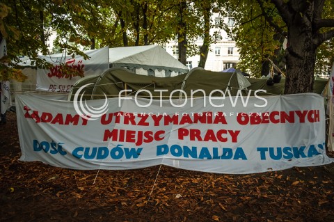  13.09.2013 WARSZAWA TRZECI DZIEN OGOLNOPOLSKICH DNI PROSTESTU W WARSZAWIE N/Z MIASTECZKO DEMONSTRUJACYCH TRANSPARENT   