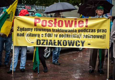  13.09.2013 WARSZAWA TRZECI DZIEN OGOLNOPOLSKICH DNI PROSTESTU W WARSZAWIE N/Z STRAJK TRANSPARENT  