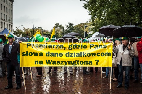  13.09.2013 WARSZAWA TRZECI DZIEN OGOLNOPOLSKICH DNI PROSTESTU W WARSZAWIE N/Z STRAJK TRANSPARENT  