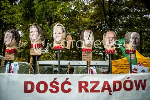  13.09.2013 WARSZAWA TRZECI DZIEN OGOLNOPOLSKICH DNI PROSTESTU W WARSZAWIE N/Z PODOBIZNY CZLONKOW RZADU  
