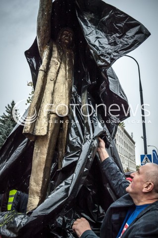  13.09.2013 WARSZAWA TRZECI DZIEN OGOLNOPOLSKICH DNI PROSTESTU W WARSZAWIE N/Z STRAJK HAPPENING ODSLONIECIE POMNIKA PREMIERA DONALNA TUSKA JAN GUZ  