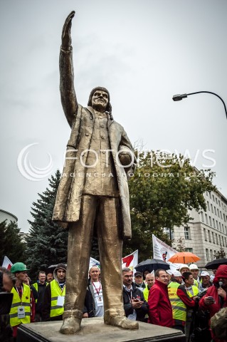  13.09.2013 WARSZAWA TRZECI DZIEN OGOLNOPOLSKICH DNI PROSTESTU W WARSZAWIE N/Z STRAJK HAPPENING POMNIK PREMIERA DONALNA TUSKA  