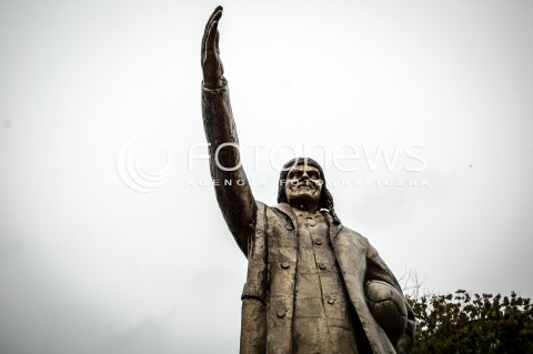  13.09.2013 WARSZAWA TRZECI DZIEN OGOLNOPOLSKICH DNI PROSTESTU W WARSZAWIE N/Z STRAJK HAPPENING POMNIK PREMIERA DONALNA TUSKA  