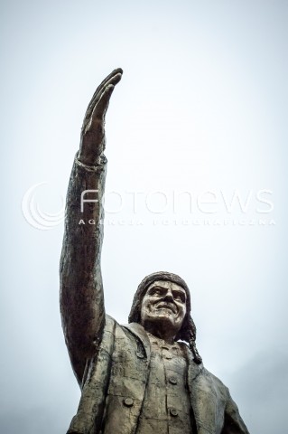  13.09.2013 WARSZAWA TRZECI DZIEN OGOLNOPOLSKICH DNI PROSTESTU W WARSZAWIE N/Z STRAJK HAPPENING POMNIK PREMIERA DONALDA TUSKA  