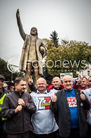  13.09.2013 WARSZAWA TRZECI DZIEN OGOLNOPOLSKICH DNI PROSTESTU W WARSZAWIE N/Z STRAJK HAPPENING PIOTR DUDA TADEUSZ CHWALKA JAN GUZ  