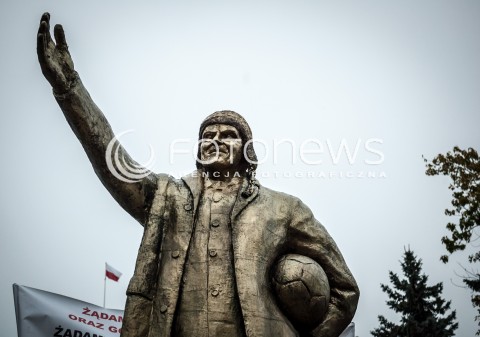  13.09.2013 WARSZAWA TRZECI DZIEN OGOLNOPOLSKICH DNI PROSTESTU W WARSZAWIE N/Z STRAJK HAPPENING POMNIK PREMIERA DONALNA TUSKA  