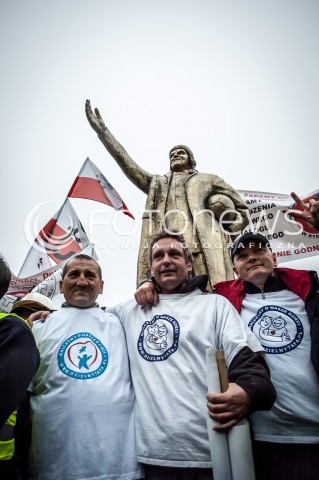  13.09.2013 WARSZAWA TRZECI DZIEN OGOLNOPOLSKICH DNI PROSTESTU W WARSZAWIE N/Z STRAJK HAPPENING ZWIAZKOWCY POZUJACY NA TLE POMNIKA PREMIERA DONALDA TUSKA  