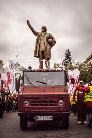  14.09.2013 WARSZAWA MANIFESTACJA ZWIAZKOWCOW W CENTRUM WARSZAWY N/Z POMNIK PREMIERA DONALDA TUSKA  