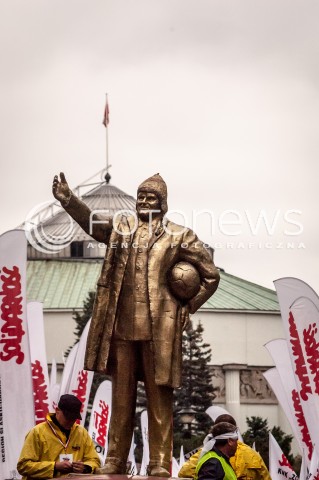  14.09.2013 WARSZAWA MANIFESTACJA ZWIAZKOWCOW W CENTRUM WARSZAWY N/Z POMNIK PREMIERA DONALDA TUSKA  