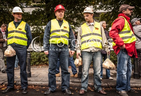  14.09.2013 WARSZAWA MANIFESTACJA ZWIAZKOWCOW W CENTRUM WARSZAWY N/Z STRAJK  