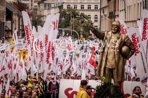  14.09.2013 WARSZAWA MANIFESTACJA ZWIAZKOWCOW W CENTRUM WARSZAWY N/Z POMNIK PREMIERA DONALDA TUSKA  