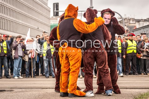  14.09.2013 WARSZAWA MANIFESTACJA ZWIAZKOWCOW W CENTRUM WARSZAWY N/Z CYRK PREMIER DONALD TUSK  