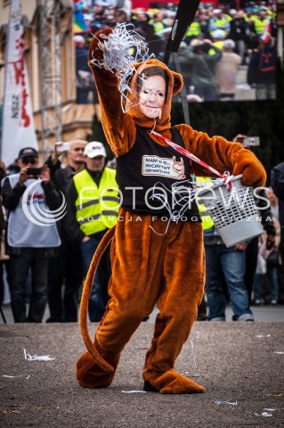  14.09.2013 WARSZAWA MANIFESTACJA ZWIAZKOWCOW W CENTRUM WARSZAWY N/Z CYRK MARSZALEK SEJMU EWA KOPACZ  