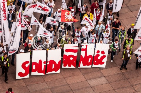  14.09.2013 WARSZAWA MANIFESTACJA ZWIAZKOWCOW W CENTRUM WARSZAWY N/Z STRAJK TRANSPARENT  