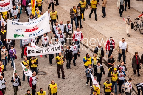  14.09.2013 WARSZAWA MANIFESTACJA ZWIAZKOWCOW W CENTRUM WARSZAWY N/Z STRAJK TRANSPARENT  
