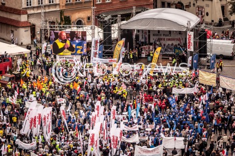  14.09.2013 WARSZAWA MANIFESTACJA ZWIAZKOWCOW W CENTRUM WARSZAWY N/Z STRAJK SCENA NA PLACU ZAMKOWYM  