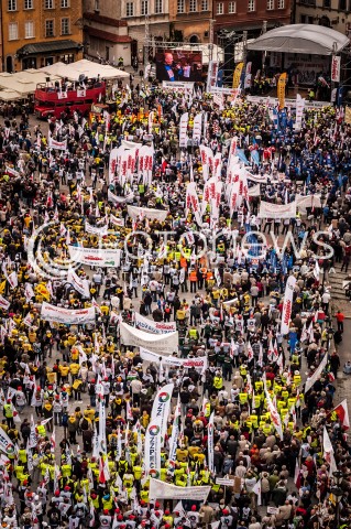  14.09.2013 WARSZAWA MANIFESTACJA ZWIAZKOWCOW W CENTRUM WARSZAWY N/Z STRAJK SCENA NA PLACU ZAMKOWYM  