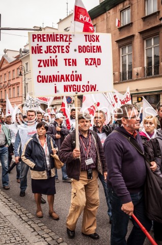  14.09.2013 WARSZAWA MANIFESTACJA ZWIAZKOWCOW W CENTRUM WARSZAWY N/Z STRAJK TRANSPARENT  