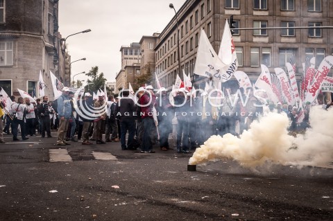  14.09.2013 WARSZAWA MANIFESTACJA ZWIAZKOWCOW W CENTRUM WARSZAWY N/Z STRAJK PIROTECHNIKA PETARDA  