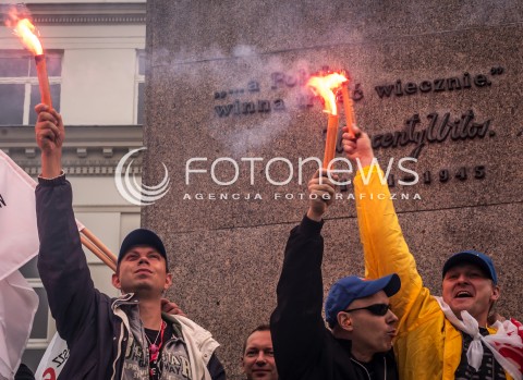  14.09.2013 WARSZAWA MANIFESTACJA ZWIAZKOWCOW W CENTRUM WARSZAWY N/Z STRAJK RACA PIROTECHNIKA  