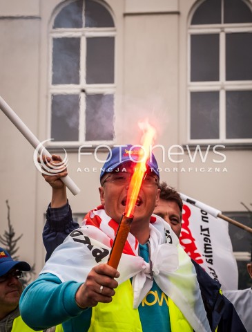  14.09.2013 WARSZAWA MANIFESTACJA ZWIAZKOWCOW W CENTRUM WARSZAWY N/Z STRAJK RACA PIROTECHNIKA  