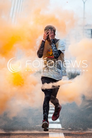  15.09.2013 WARSZAWA PRZEBIEG COLORFUN 5 KM W WARSZAWIE N/Z UCZESTNIK OBSYPYWANY KOLOROWYM PROSZKIEM  