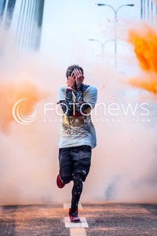  15.09.2013 WARSZAWA PRZEBIEG COLORFUN 5 KM W WARSZAWIE N/Z UCZESTNIK OBSYPYWANY KOLOROWYM PROSZKIEM  