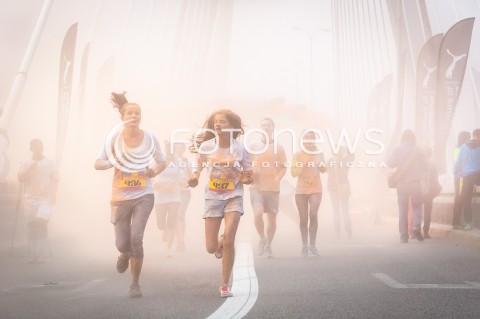  15.09.2013 WARSZAWA PRZEBIEG COLORFUN 5 KM W WARSZAWIE N/Z UCZESTNICY  