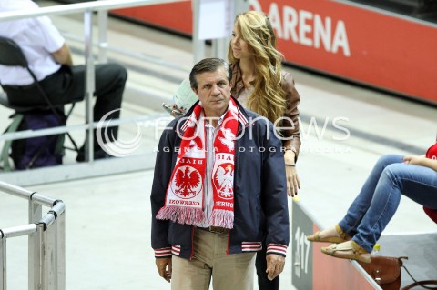  !!! UWAGA BRAK ZGODY NA PUBLIKACJE WIZERUNKU !!!<br />!!! PROSZE PODPISAC TYLKO NAZWE AGENCJI !!!<br />20.09.2013 GDANSK ERGO ARENA<br />ZYGMUNT CHAJZER W SZALIKU POLSKI Z CORKA PODCZAS MISTRZOSTW EUROPY W SIATKOWCE MEZCZYZN KTORE ODBYWAJA SIE W TROJMIESCIE<br />N/Z ZYGMUNT CHAJZER CORKA WERONIKA CHAJZER<br /> 