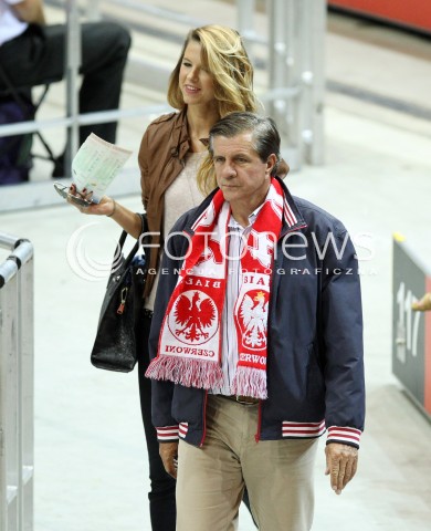  !!! UWAGA BRAK ZGODY NA PUBLIKACJE WIZERUNKU !!!<br />!!! PROSZE PODPISAC TYLKO NAZWE AGENCJI !!!<br />20.09.2013 GDANSK ERGO ARENA<br />ZYGMUNT CHAJZER W SZALIKU POLSKI Z CORKA PODCZAS MISTRZOSTW EUROPY W SIATKOWCE MEZCZYZN KTORE ODBYWAJA SIE W TROJMIESCIE<br />N/Z ZYGMUNT CHAJZER CORKA WERONIKA CHAJZER<br /> 