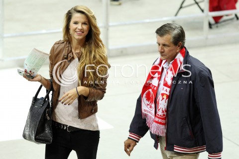  !!! UWAGA BRAK ZGODY NA PUBLIKACJE WIZERUNKU !!!<br />!!! PROSZE PODPISAC TYLKO NAZWE AGENCJI !!!<br />20.09.2013 GDANSK ERGO ARENA<br />ZYGMUNT CHAJZER W SZALIKU POLSKI Z CORKA PODCZAS MISTRZOSTW EUROPY W SIATKOWCE MEZCZYZN KTORE ODBYWAJA SIE W TROJMIESCIE<br />N/Z ZYGMUNT CHAJZER CORKA WERONIKA CHAJZER<br /> 