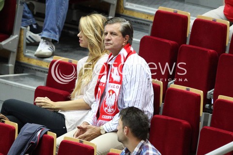  !!! UWAGA BRAK ZGODY NA PUBLIKACJE WIZERUNKU !!!<br />!!! PROSZE PODPISAC TYLKO NAZWE AGENCJI !!!<br />20.09.2013 GDANSK ERGO ARENA<br />ZYGMUNT CHAJZER W SZALIKU POLSKI Z CORKA PODCZAS MISTRZOSTW EUROPY W SIATKOWCE MEZCZYZN KTORE ODBYWAJA SIE W TROJMIESCIE<br />N/Z ZYGMUNT CHAJZER CORKA WERONIKA CHAJZER<br /> 