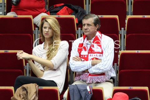  !!! UWAGA BRAK ZGODY NA PUBLIKACJE WIZERUNKU !!!<br />!!! PROSZE PODPISAC TYLKO NAZWE AGENCJI !!!<br />20.09.2013 GDANSK ERGO ARENA<br />ZYGMUNT CHAJZER W SZALIKU POLSKI Z CORKA PODCZAS MISTRZOSTW EUROPY W SIATKOWCE MEZCZYZN KTORE ODBYWAJA SIE W TROJMIESCIE<br />N/Z ZYGMUNT CHAJZER CORKA WERONIKA CHAJZER<br /> 