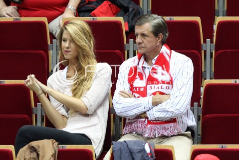  !!! UWAGA BRAK ZGODY NA PUBLIKACJE WIZERUNKU !!!<br />!!! PROSZE PODPISAC TYLKO NAZWE AGENCJI !!!<br />20.09.2013 GDANSK ERGO ARENA<br />ZYGMUNT CHAJZER W SZALIKU POLSKI Z CORKA PODCZAS MISTRZOSTW EUROPY W SIATKOWCE MEZCZYZN KTORE ODBYWAJA SIE W TROJMIESCIE<br />N/Z ZYGMUNT CHAJZER CORKA WERONIKA CHAJZER<br /> 