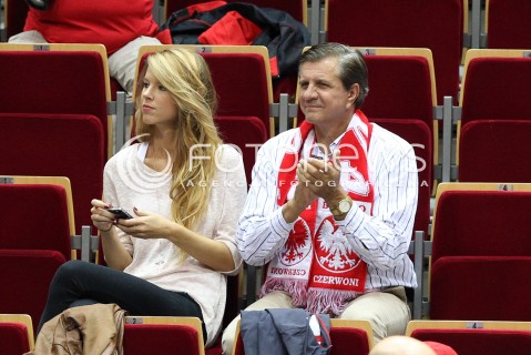  !!! UWAGA BRAK ZGODY NA PUBLIKACJE WIZERUNKU !!!<br />!!! PROSZE PODPISAC TYLKO NAZWE AGENCJI !!!<br />20.09.2013 GDANSK ERGO ARENA<br />ZYGMUNT CHAJZER W SZALIKU POLSKI Z CORKA PODCZAS MISTRZOSTW EUROPY W SIATKOWCE MEZCZYZN KTORE ODBYWAJA SIE W TROJMIESCIE<br />N/Z ZYGMUNT CHAJZER CORKA WERONIKA CHAJZER<br /> 