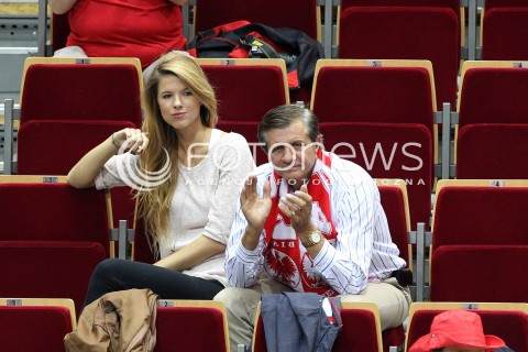  !!! UWAGA BRAK ZGODY NA PUBLIKACJE WIZERUNKU !!!<br />!!! PROSZE PODPISAC TYLKO NAZWE AGENCJI !!!<br />20.09.2013 GDANSK ERGO ARENA<br />ZYGMUNT CHAJZER W SZALIKU POLSKI Z CORKA PODCZAS MISTRZOSTW EUROPY W SIATKOWCE MEZCZYZN KTORE ODBYWAJA SIE W TROJMIESCIE<br />N/Z ZYGMUNT CHAJZER CORKA WERONIKA CHAJZER<br /> 