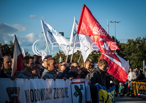  21.09.2013 WARSZAWA MARSZ NARODOWYCH SIL ZBROJNYCH W WARSZAWIE  W 71 ROCZNICE POWSTANIA NSZ N/Z UCZESTNICY  