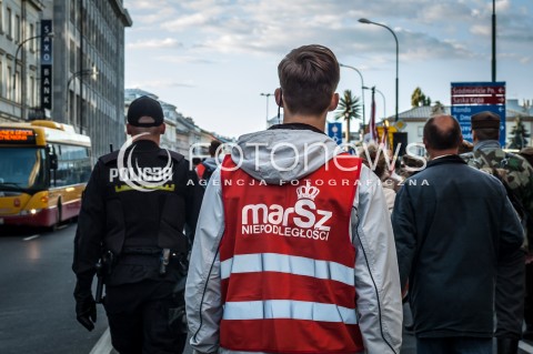  21.09.2013 WARSZAWA MARSZ NARODOWYCH SIL ZBROJNYCH W WARSZAWIE  W 71 ROCZNICE POWSTANIA NSZ N/Z SLUZBA PORZADKOWA STOWARZYSZENIA MARSZ NIEPODLEGLOSCI  