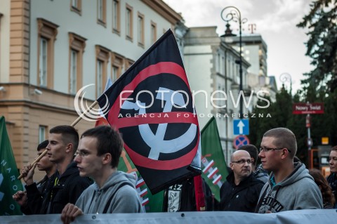  21.09.2013 WARSZAWA MARSZ NARODOWYCH SIL ZBROJNYCH W WARSZAWIE  W 71 ROCZNICE POWSTANIA NSZ N/Z  UCZESTNICY FLAGA  